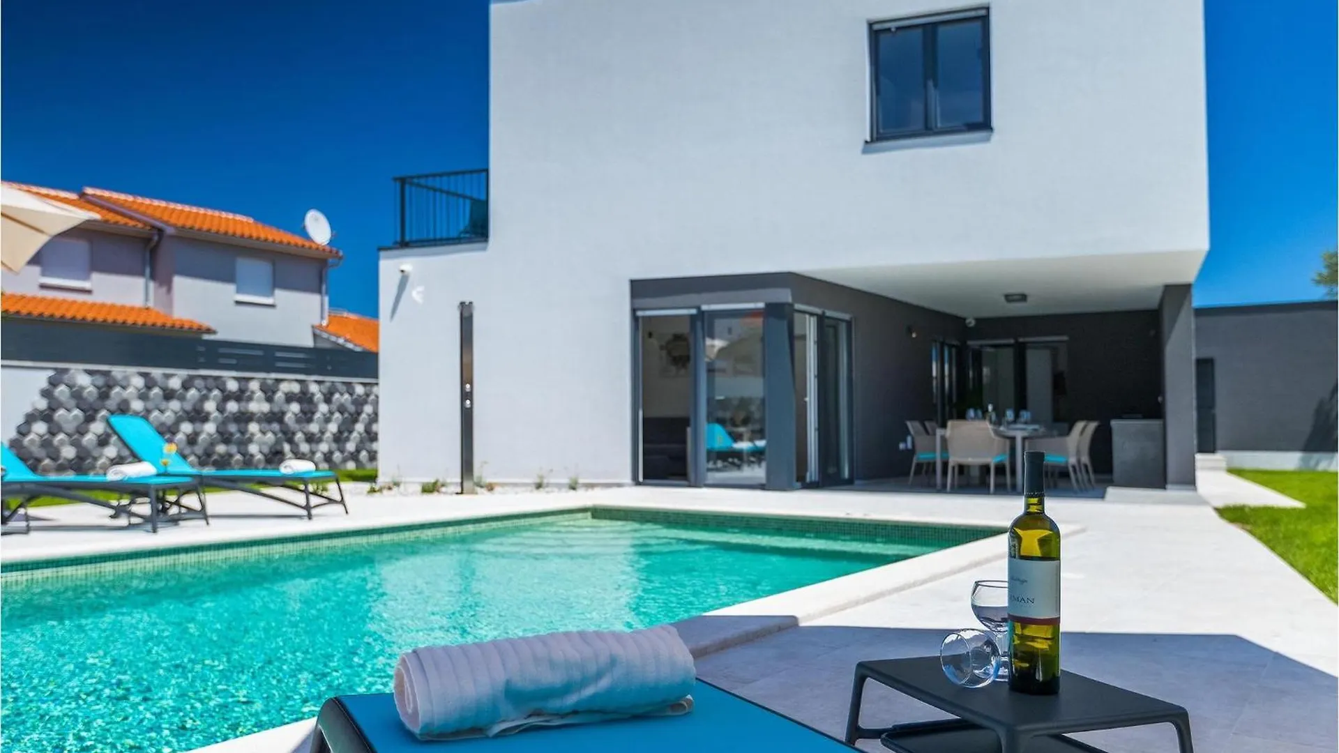 Villa Moderna Πούλα